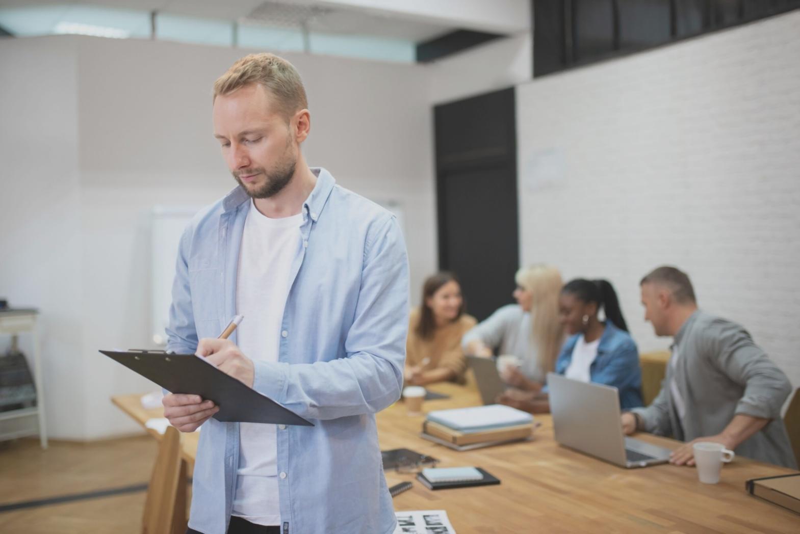 Professionelle Finanzschulung in modernen Räumlichkeiten